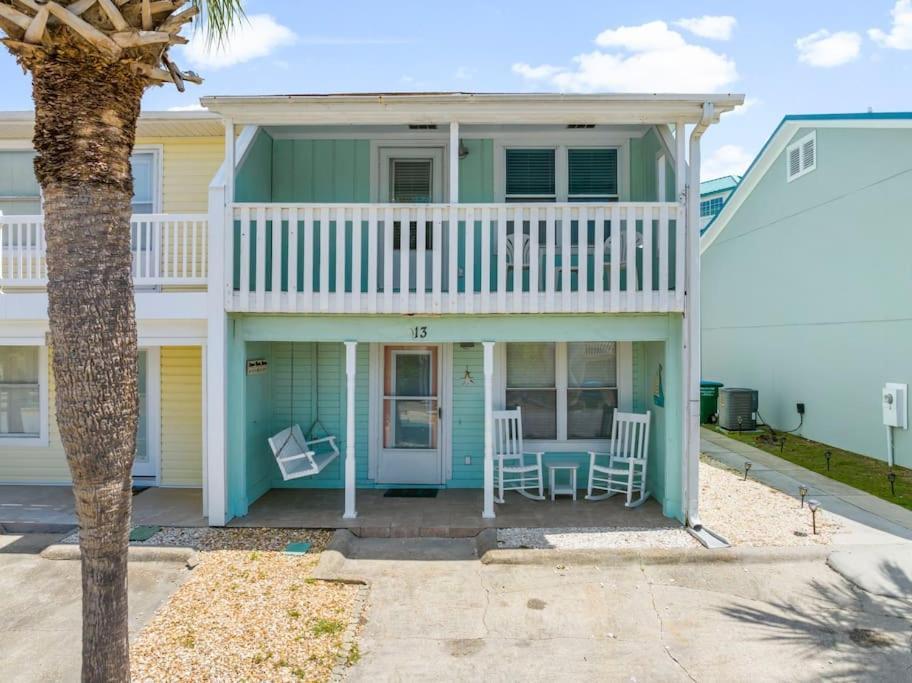 Holiday home New! Steps To White Beaches! Pool & Grill! 2br 2ba