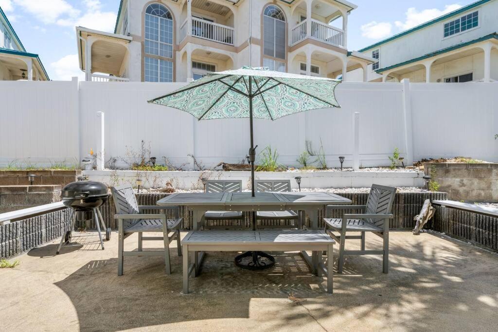 New! Steps To White Beaches! Pool & Grill! 2br 2ba Holiday home Panama City Beach
